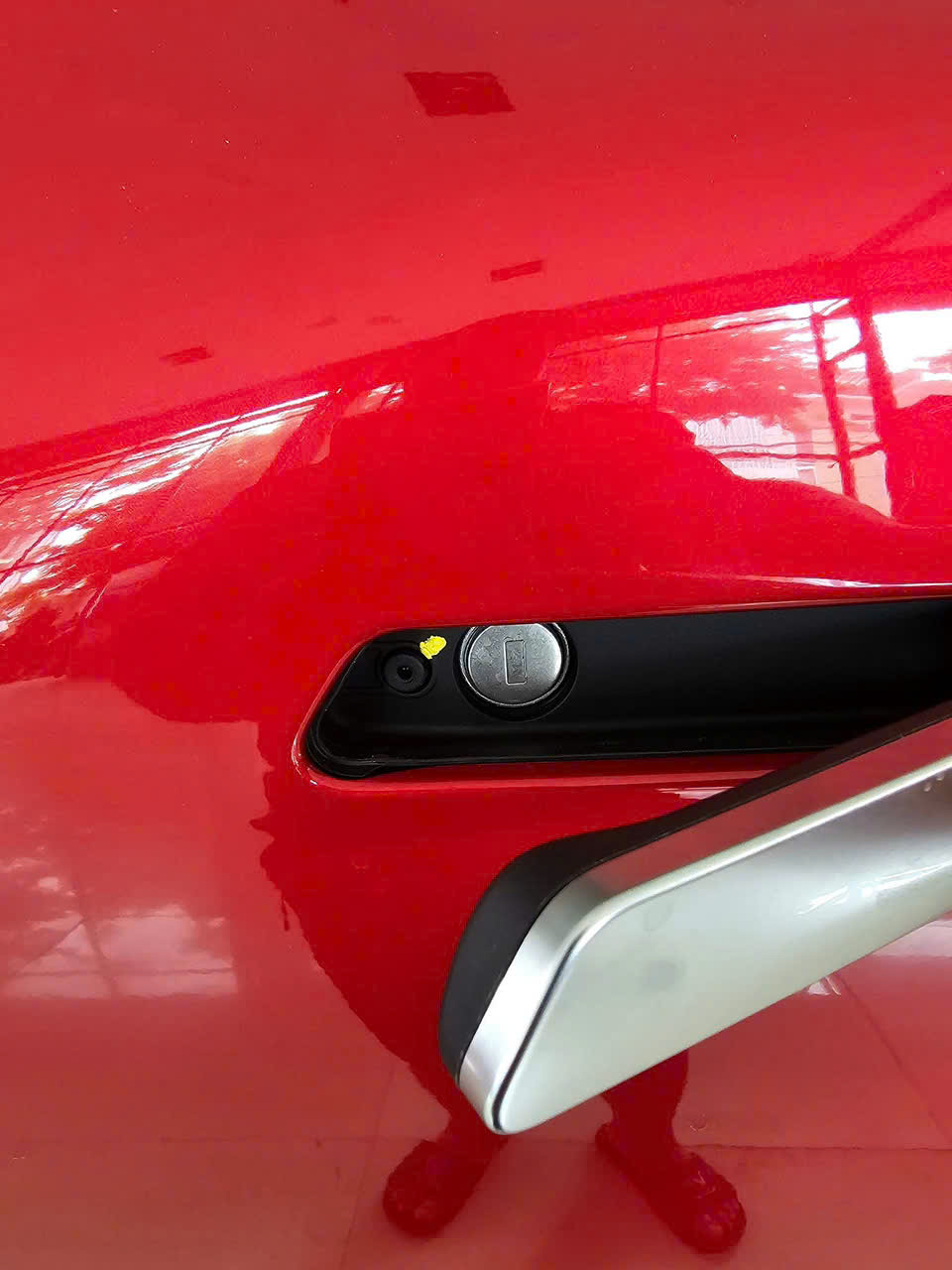 Mở cửa sổ xe VF9 quên khóa điện trong xe